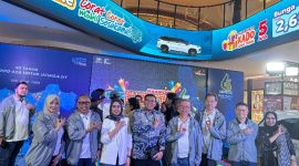 - BRI HADIR - (kanan - kiri) Perwakilan manajemen BRI Cabang Semarang Sudiarto, berfoto bersama jajatan manajemen PT New Ratna Motor, antara lain Hartono Dinata - Direktur PT New Ratna Motor (kedua dari kanan) ; Jodjana J - Wakil Presiden Direktur PT New Ratna Motor (ketiga dari kanan); Benny Redjo Setyono - Presiden Direktur PT New Ratna Moyor (keempat dsri kanan), dan Pribadi Dian Nurcahya (Pak Anung ) - Komisaris PT New Ratna Motor (ketujuh dari kanan); dalam perayaan ulang tahun ke-65 Nasmoco di DP Mall, Rabu (15/4/2026). Foto : Dok.BRI/metrojateng.id