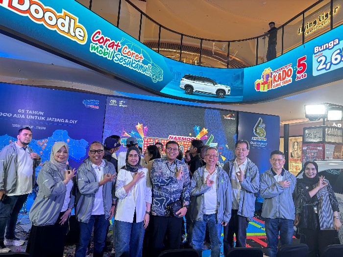 - BRI HADIR - (kanan - kiri) Perwakilan manajemen BRI Cabang Semarang Sudiarto, berfoto bersama jajatan manajemen PT New Ratna Motor, antara lain Hartono Dinata - Direktur PT New Ratna Motor (kedua dari kanan) ; Jodjana J - Wakil Presiden Direktur PT New Ratna Motor (ketiga dari kanan); Benny Redjo Setyono - Presiden Direktur PT New Ratna Moyor (keempat dsri kanan), dan Pribadi Dian Nurcahya (Pak Anung ) - Komisaris PT New Ratna Motor (ketujuh dari kanan); dalam perayaan ulang tahun ke-65 Nasmoco di DP Mall, Rabu (15/4/2026). Foto : Dok.BRI/metrojateng.id