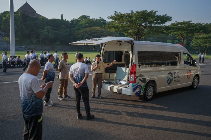 - BANTUAN AMBULANS – PT Bank Rakyat Indonesia (Persero) Tbk melalui program Tanggung Jawab Sosial dan Lingkungan (TJSL) menyerahkan bantuan satu unit ambulans kepada Kodam IV/Diponegoro di Semarang, Jumat (8/5/2026). Bantuan tersebut merupakan bentuk dukungan BRI terhadap pelayanan kesehatan dan kegiatan kemanusiaan. Foto : Dok.BRI/metrojateng.id