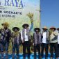 PANEN RAYA – Ketua Komisi IV DPR RI, Titiek Soeharto, bersama jajaran pemerintah, petani, dan pemangku kepentingan berfoto usai mengikuti kegiatan panen raya padi. Kegiatan ini menjadi bagian dari upaya memperkuat ketahanan pangan nasional sekaligus memberikan dukungan kepada para petani dalam meningkatkan produktivitas pertanian. Foto : Dok.Bulog/metrojateng.id