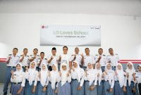 President of LG Electronics Indonesia Ha Sang-chul bersama jajaran SMKN 2 Tangerang Selatan usai peresmian kelas Multimedia hasil renovasi melalui program CSR LG Loves School. LG menyerahkan 12 unit monitor 27 inci, tiga unit AC hemat energi, serta mendukung pengembangan pembelajaran berbasis teknologi guna meningkatkan kompetensi siswa vokasi menghadapi dunia kerja. Foto : Dok.LG/metrojateng.id