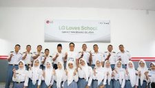 President of LG Electronics Indonesia Ha Sang-chul bersama jajaran SMKN 2 Tangerang Selatan usai peresmian kelas Multimedia hasil renovasi melalui program CSR LG Loves School. LG menyerahkan 12 unit monitor 27 inci, tiga unit AC hemat energi, serta mendukung pengembangan pembelajaran berbasis teknologi guna meningkatkan kompetensi siswa vokasi menghadapi dunia kerja. Foto : Dok.LG/metrojateng.id