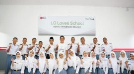 President of LG Electronics Indonesia Ha Sang-chul bersama jajaran SMKN 2 Tangerang Selatan usai peresmian kelas Multimedia hasil renovasi melalui program CSR LG Loves School. LG menyerahkan 12 unit monitor 27 inci, tiga unit AC hemat energi, serta mendukung pengembangan pembelajaran berbasis teknologi guna meningkatkan kompetensi siswa vokasi menghadapi dunia kerja. Foto : Dok.LG/metrojateng.id