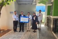 - BRI PEDULI TJSL- Branch Office Head (BOH) BRI Semarang Brigjen Sudiarto, Reza Setiaji, menyerahkan secara simbolis bantuan Program BRI Peduli TJSL berupa renovasi tempat wudhu dan toilet Musholla Tata Niaga kepada Dr. Garup Lambang Goro, S.T., M.T., Direktur Politeknik Negeri Semarang, Senin (20/7/2026). Renovasi tersebut diharapkan meningkatkan kenyamanan sivitas akademika dalam beribadah. Foto : Dok.BRI/metrojateng.id