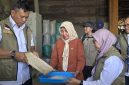 CEK KUALITAS BERAS – Direktur Utama Perum BULOG, Letjen TNI (Purn.) Dr. Ahmad Rizal Ramdhani, didampingi Pemimpin Wilayah Perum BULOG Kanwil Jawa Tengah, Sri Muniati, meninjau kualitas beras hasil penggilingan saat monitoring di mitra penggilingan UD Gunslep, Desa Turi Tempel, Kecamatan Guntur, Kabupaten Demak, Rabu (29/7/2026). Monitoring dilakukan untuk memastikan mutu Cadangan Beras Pemerintah (CBP) tetap terjaga sekaligus memperkuat peran penggilingan rakyat dalam mendukung ketahanan pangan nasional. FOTO : DOK.BULOG/METROJATENG.ID