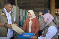 CEK KUALITAS BERAS – Direktur Utama Perum BULOG, Letjen TNI (Purn.) Dr. Ahmad Rizal Ramdhani, didampingi Pemimpin Wilayah Perum BULOG Kanwil Jawa Tengah, Sri Muniati, meninjau kualitas beras hasil penggilingan saat monitoring di mitra penggilingan UD Gunslep, Desa Turi Tempel, Kecamatan Guntur, Kabupaten Demak, Rabu (29/7/2026). Monitoring dilakukan untuk memastikan mutu Cadangan Beras Pemerintah (CBP) tetap terjaga sekaligus memperkuat peran penggilingan rakyat dalam mendukung ketahanan pangan nasional. FOTO : DOK.BULOG/METROJATENG.ID