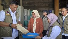 CEK KUALITAS BERAS – Direktur Utama Perum BULOG, Letjen TNI (Purn.) Dr. Ahmad Rizal Ramdhani, didampingi Pemimpin Wilayah Perum BULOG Kanwil Jawa Tengah, Sri Muniati, meninjau kualitas beras hasil penggilingan saat monitoring di mitra penggilingan UD Gunslep, Desa Turi Tempel, Kecamatan Guntur, Kabupaten Demak, Rabu (29/7/2026). Monitoring dilakukan untuk memastikan mutu Cadangan Beras Pemerintah (CBP) tetap terjaga sekaligus memperkuat peran penggilingan rakyat dalam mendukung ketahanan pangan nasional. FOTO : DOK.BULOG/METROJATENG.ID