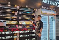 PRODUK ARTUGO- CEO ARTUGO, Robert Widjaja, saat menunjukkan produk-produk unggulan ARTUGO untuk memperkuat pasar di Semarang, Jumat (28/8/2026), di sela Re-Grand Opening Atlanta Elektronik MT Haryono Semarang