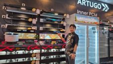 PRODUK ARTUGO- CEO ARTUGO, Robert Widjaja, saat menunjukkan produk-produk unggulan ARTUGO untuk memperkuat pasar di Semarang, Jumat (28/8/2026), di sela Re-Grand Opening Atlanta Elektronik MT Haryono Semarang