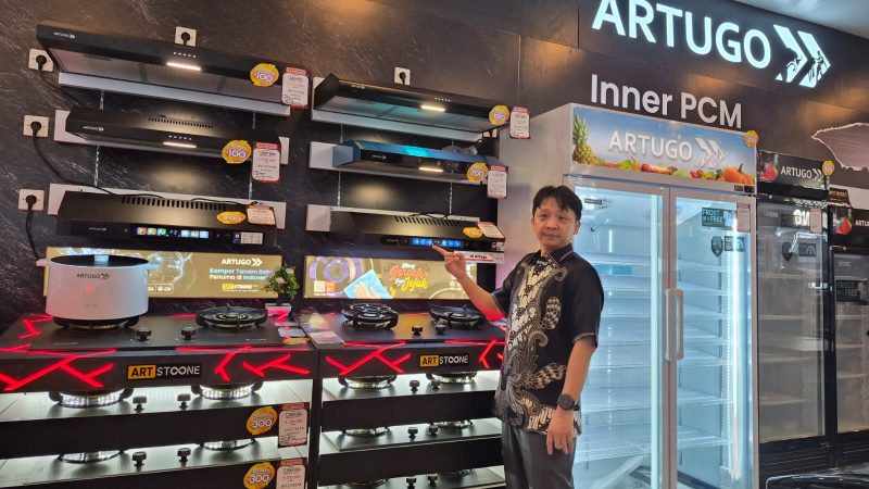 PRODUK ARTUGO- CEO ARTUGO, Robert Widjaja, saat menunjukkan produk-produk unggulan ARTUGO untuk memperkuat pasar di Semarang, Jumat (28/8/2026), di sela Re-Grand Opening Atlanta Elektronik MT Haryono Semarang