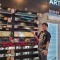 PRODUK ARTUGO- CEO ARTUGO, Robert Widjaja, saat menunjukkan produk-produk unggulan ARTUGO untuk memperkuat pasar di Semarang, Jumat (28/8/2026), di sela Re-Grand Opening Atlanta Elektronik MT Haryono Semarang
