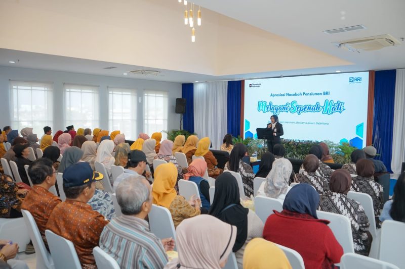 - APRESIASI NASABAH PENSIUNAN- Regional Business Support Head BRI Region 10 Semarang, Nurrohmi Handayani, membuka kegiatan Apresiasi Nasabah Pensiunan di BRI BO Semarang Pattimura. FOTO : DOK.BRI/metrojateng.id