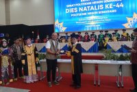 Perum Bulog Kanwil Jawa Tengah dan Politeknik Negeri Semarang (Polines) menandatangani nota kesepahaman (MoU) pada peringatan Dies Natalis ke-44 Polines di Semarang, Kamis (6/8/2026). Kerja sama ini menghadirkan program Bulog Kampuspreneur yang membuka peluang bagi mahasiswa menjadi wirausaha pangan melalui Rumah Pangan Kita (RPK) Muda dengan memasarkan beras SPHP, Minyakita, gula, dan produk pangan Bulog lainnya. Foto : Dok.Bulog/metrojateng.id