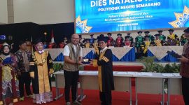 Perum Bulog Kanwil Jawa Tengah dan Politeknik Negeri Semarang (Polines) menandatangani nota kesepahaman (MoU) pada peringatan Dies Natalis ke-44 Polines di Semarang, Kamis (6/8/2026). Kerja sama ini menghadirkan program Bulog Kampuspreneur yang membuka peluang bagi mahasiswa menjadi wirausaha pangan melalui Rumah Pangan Kita (RPK) Muda dengan memasarkan beras SPHP, Minyakita, gula, dan produk pangan Bulog lainnya. Foto : Dok.Bulog/metrojateng.id