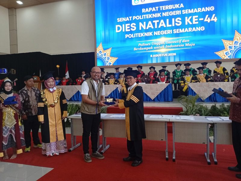 Perum Bulog Kanwil Jawa Tengah dan Politeknik Negeri Semarang (Polines) menandatangani nota kesepahaman (MoU) pada peringatan Dies Natalis ke-44 Polines di Semarang, Kamis (6/8/2026). Kerja sama ini menghadirkan program Bulog Kampuspreneur yang membuka peluang bagi mahasiswa menjadi wirausaha pangan melalui Rumah Pangan Kita (RPK) Muda dengan memasarkan beras SPHP, Minyakita, gula, dan produk pangan Bulog lainnya. Foto : Dok.Bulog/metrojateng.id