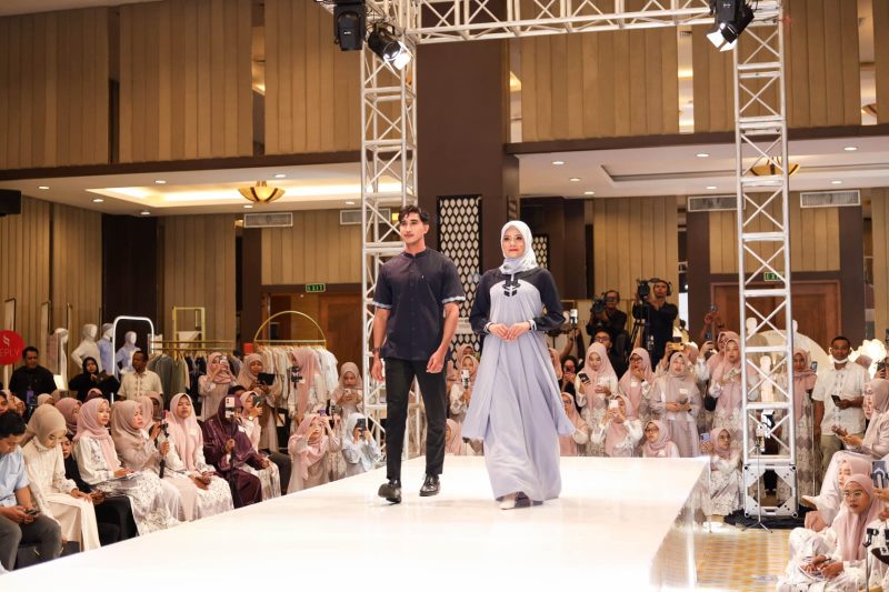 Ethica Group resmi membuka rangkaian GRANDE 2027: Tahta Pesona Raya, grand fashion show yang menghadirkan ratusan koleksi sarimbit terbaru untuk menyambut Lebaran 2027, di Horison Ultima Sentraland Semarang, 23/08/26. Foto : ist/metrojateng.id