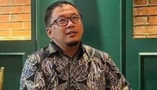 JELASKAN PROGRES: Senior Manager Perizinan, Pertanahan dan Komunikasi PLN Unit Induk Pembangunan Jawa Bagian Tengah (UIP JBT), Ferdyan Hijrah Kusuma, menjelaskan progres pembangunan infrastruktur kelistrikan untuk mendukung Kawasan Ekonomi Khusus (KEK) Kendal, dalam jumpa media se-Jawa Tengah di Semarang. Foto : Dok.PLN/metrojateng.id
