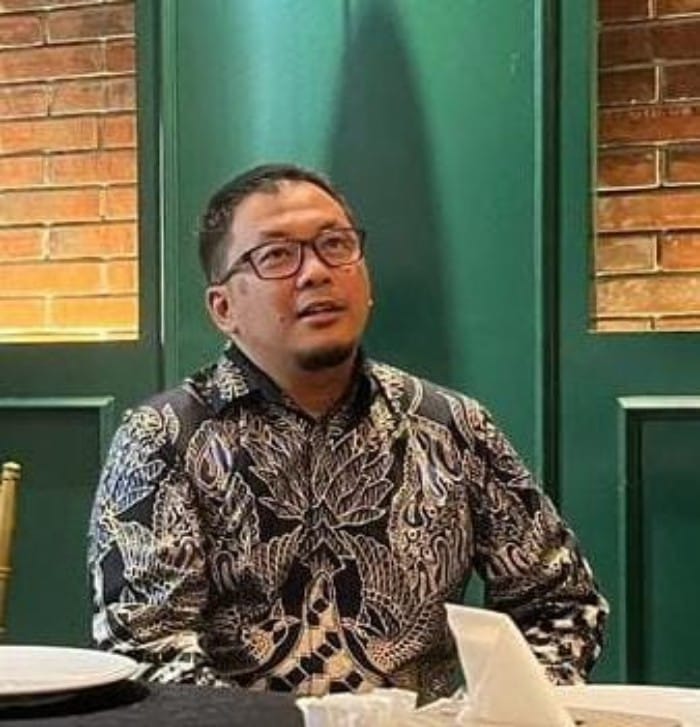 JELASKAN PROGRES: Senior Manager Perizinan, Pertanahan dan Komunikasi PLN Unit Induk Pembangunan Jawa Bagian Tengah (UIP JBT), Ferdyan Hijrah Kusuma, menjelaskan progres pembangunan infrastruktur kelistrikan untuk mendukung Kawasan Ekonomi Khusus (KEK) Kendal, dalam jumpa media se-Jawa Tengah di Semarang. Foto : Dok.PLN/metrojateng.id