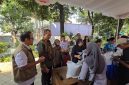 Wakil Ketua Komisi IV DPR RI Abdul Kharis Almasyhari bersama jajaran BULOG memantau penyaluran Bantuan Pangan di wilayah Solo Raya. Foto : Dok.Bulog/metrojateng.id