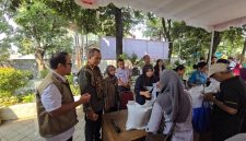 Wakil Ketua Komisi IV DPR RI Abdul Kharis Almasyhari bersama jajaran BULOG memantau penyaluran Bantuan Pangan di wilayah Solo Raya. Foto : Dok.Bulog/metrojateng.id