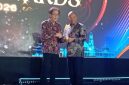 - PENGHARGAAN- Direktur Sido Muncul Dr (HC) Irwan Hidayat menerima Prasasta Gala Award kategori Lifetime Achievement Prasasta Windu Bhakti dari Universitas Semarang (USM), Kamis (24/9) malam. Foto : ist/metrojateng.id