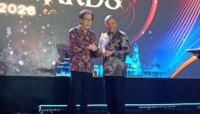 - PENGHARGAAN- Direktur Sido Muncul Dr (HC) Irwan Hidayat menerima Prasasta Gala Award kategori Lifetime Achievement Prasasta Windu Bhakti dari Universitas Semarang (USM), Kamis (24/9) malam. Foto : ist/metrojateng.id