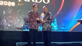 - PENGHARGAAN- Direktur Sido Muncul Dr (HC) Irwan Hidayat menerima Prasasta Gala Award kategori Lifetime Achievement Prasasta Windu Bhakti dari Universitas Semarang (USM), Kamis (24/9) malam. Foto : ist/metrojateng.id