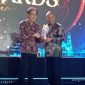 - PENGHARGAAN- Direktur Sido Muncul Dr (HC) Irwan Hidayat menerima Prasasta Gala Award kategori Lifetime Achievement Prasasta Windu Bhakti dari Universitas Semarang (USM), Kamis (24/9) malam. Foto : ist/metrojateng.id