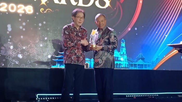 - PENGHARGAAN- Direktur Sido Muncul Dr (HC) Irwan Hidayat menerima Prasasta Gala Award kategori Lifetime Achievement Prasasta Windu Bhakti dari Universitas Semarang (USM), Kamis (24/9) malam. Foto : ist/metrojateng.id