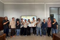 - DUKUNG PENDIDIKAN: Ketua Yayasan BRIKasih Pusat Anugro Joko Lestariyo didampingi Ketua Oikumene BRI Salatiga Anugerah Agung saat memberikan bantuan beasiswa BRIKasih kepada dua mahasiswi Universitas Kristen Satya Wacana (UKSW) Salatiga. Total bantuan yang diberikan mencapai Rp21,15 juta sebagai bentuk kepedulian BRI terhadap dunia pendidikan. Foto : Dok.BRI/metrojateng.id