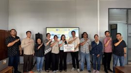 - DUKUNG PENDIDIKAN: Ketua Yayasan BRIKasih Pusat Anugro Joko Lestariyo didampingi Ketua Oikumene BRI Salatiga Anugerah Agung saat memberikan bantuan beasiswa BRIKasih kepada dua mahasiswi Universitas Kristen Satya Wacana (UKSW) Salatiga. Total bantuan yang diberikan mencapai Rp21,15 juta sebagai bentuk kepedulian BRI terhadap dunia pendidikan. Foto : Dok.BRI/metrojateng.id