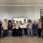 - DUKUNG PENDIDIKAN: Ketua Yayasan BRIKasih Pusat Anugro Joko Lestariyo didampingi Ketua Oikumene BRI Salatiga Anugerah Agung saat memberikan bantuan beasiswa BRIKasih kepada dua mahasiswi Universitas Kristen Satya Wacana (UKSW) Salatiga. Total bantuan yang diberikan mencapai Rp21,15 juta sebagai bentuk kepedulian BRI terhadap dunia pendidikan. Foto : Dok.BRI/metrojateng.id