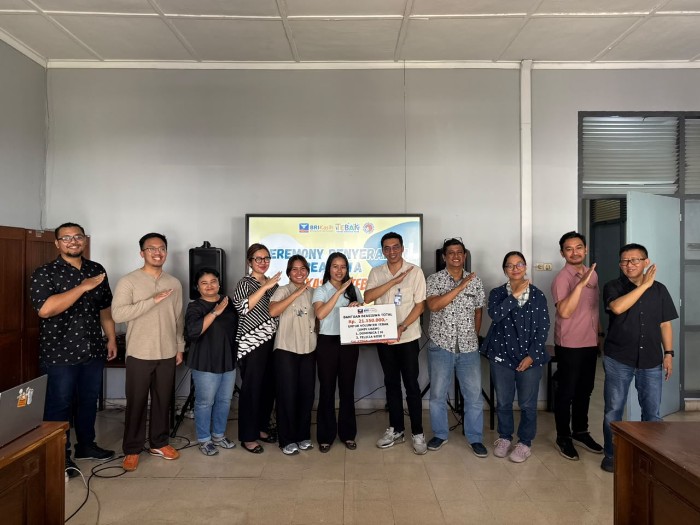 - DUKUNG PENDIDIKAN: Ketua Yayasan BRIKasih Pusat Anugro Joko Lestariyo didampingi Ketua Oikumene BRI Salatiga Anugerah Agung saat memberikan bantuan beasiswa BRIKasih kepada dua mahasiswi Universitas Kristen Satya Wacana (UKSW) Salatiga. Total bantuan yang diberikan mencapai Rp21,15 juta sebagai bentuk kepedulian BRI terhadap dunia pendidikan. Foto : Dok.BRI/metrojateng.id