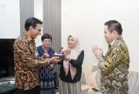 SAPA NASABAH: Direktur Micro BRI, Akhmad Purwakajaya, bersama Regional CEO BRI Semarang, Bernadi Kurniawan, dan jajaran BRI Pattimura Semarang turun langsung menyapa serta melayani nasabah dalam peringatan Hari Pelanggan Nasional, Jumat (4/9/2026). Nasabah juga mendapatkan bingkisan sebagai bentuk apresiasi BRI. Foto : Dok.BRI/metrojateng.id