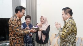 SAPA NASABAH: Direktur Micro BRI, Akhmad Purwakajaya, bersama Regional CEO BRI Semarang, Bernadi Kurniawan, dan jajaran BRI Pattimura Semarang turun langsung menyapa serta melayani nasabah dalam peringatan Hari Pelanggan Nasional, Jumat (4/9/2026). Nasabah juga mendapatkan bingkisan sebagai bentuk apresiasi BRI. Foto : Dok.BRI/metrojateng.id