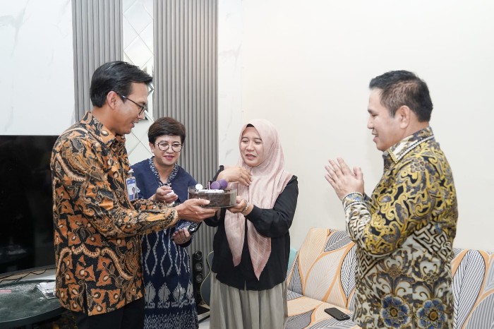SAPA NASABAH: Direktur Micro BRI, Akhmad Purwakajaya, bersama Regional CEO BRI Semarang, Bernadi Kurniawan, dan jajaran BRI Pattimura Semarang turun langsung menyapa serta melayani nasabah dalam peringatan Hari Pelanggan Nasional, Jumat (4/9/2026). Nasabah juga mendapatkan bingkisan sebagai bentuk apresiasi BRI. Foto : Dok.BRI/metrojateng.id