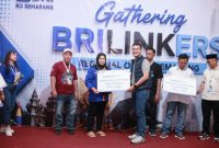- RAIH PENGHARGAAN: Agen BRILink kelolaan BRI BO Salatiga, Ibu Sundari, meraih penghargaan Best Disbursement Pencairan Dana Talangan dari anak perusahaan BRI Group. Penghargaan tersebut menjadi bukti optimalnya pemanfaatan fasilitas dana talangan dalam mendukung aktivitas transaksi agen. Foto : Dok.BRI/metrojateng.id