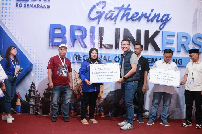 - RAIH PENGHARGAAN: Agen BRILink kelolaan BRI BO Salatiga, Ibu Sundari, meraih penghargaan Best Disbursement Pencairan Dana Talangan dari anak perusahaan BRI Group. Penghargaan tersebut menjadi bukti optimalnya pemanfaatan fasilitas dana talangan dalam mendukung aktivitas transaksi agen. Foto : Dok.BRI/metrojateng.id