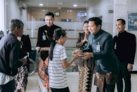 - APRESIASI NASABAH: Branch Office Head (BOH) BRI Semarang Brigjen Sudiarto, Ardhanny Bagus Pinuntun, turun langsung melayani nasabah yang datang bertepatan dengan Hari Pelanggan Nasional 2026. Selain menyapa dan melayani nasabah, BRI juga memberikan bingkisan sebagai bentuk apresiasi. Foto : Dok.BRI/metrojateng.id
