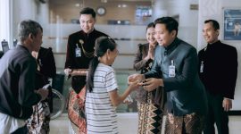 - APRESIASI NASABAH: Branch Office Head (BOH) BRI Semarang Brigjen Sudiarto, Ardhanny Bagus Pinuntun, turun langsung melayani nasabah yang datang bertepatan dengan Hari Pelanggan Nasional 2026. Selain menyapa dan melayani nasabah, BRI juga memberikan bingkisan sebagai bentuk apresiasi. Foto : Dok.BRI/metrojateng.id