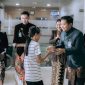- APRESIASI NASABAH: Branch Office Head (BOH) BRI Semarang Brigjen Sudiarto, Ardhanny Bagus Pinuntun, turun langsung melayani nasabah yang datang bertepatan dengan Hari Pelanggan Nasional 2026. Selain menyapa dan melayani nasabah, BRI juga memberikan bingkisan sebagai bentuk apresiasi. Foto : Dok.BRI/metrojateng.id