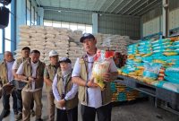 Dirut Perum BULOG Letjen TNI (Purn) Dr. Ahmad Rizal Ramdhani mengecek ketersediaan beras premium di ritel modern Kota Semarang. Foto : Dok.Bulog/metrojateng.id