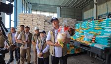 Dirut Perum BULOG Letjen TNI (Purn) Dr. Ahmad Rizal Ramdhani mengecek ketersediaan beras premium di ritel modern Kota Semarang. Foto : Dok.Bulog/metrojateng.id