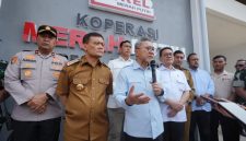OPERASIONALISASI KDKMP – Menteri Koordinator Bidang Pangan Zulkifli Hasan, Menteri Perdagangan Budi Santoso, Gubernur Jawa Tengah Ahmad Luthfi, dan Direktur Utama Perum BULOG Ahmad Rizal Ramdhani meninjau operasionalisasi KDKMP di Kabupaten Sukoharjo, Jawa Tengah, Selasa (13/10). Peninjauan dilakukan untuk memastikan kesiapan koperasi dalam mendukung distribusi kebutuhan pokok kepada masyarakat. Foto : Dok.Bulog/metrojateng.id
