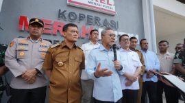 OPERASIONALISASI KDKMP – Menteri Koordinator Bidang Pangan Zulkifli Hasan, Menteri Perdagangan Budi Santoso, Gubernur Jawa Tengah Ahmad Luthfi, dan Direktur Utama Perum BULOG Ahmad Rizal Ramdhani meninjau operasionalisasi KDKMP di Kabupaten Sukoharjo, Jawa Tengah, Selasa (13/10). Peninjauan dilakukan untuk memastikan kesiapan koperasi dalam mendukung distribusi kebutuhan pokok kepada masyarakat. Foto : Dok.Bulog/metrojateng.id